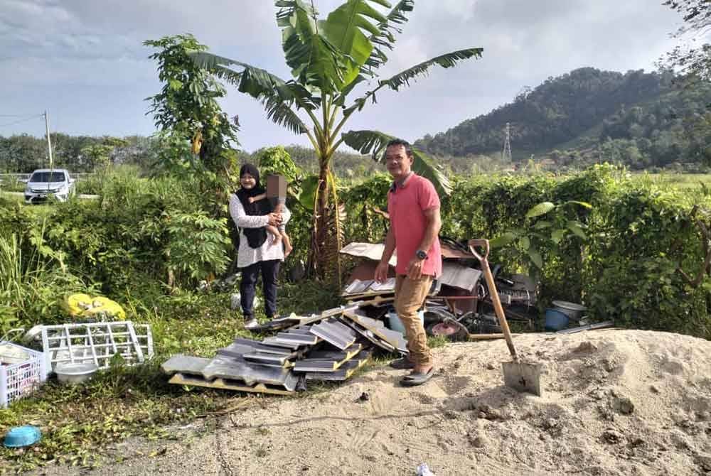 Jani bersama isterinya dengan bahan kitar semula yang dikumpul