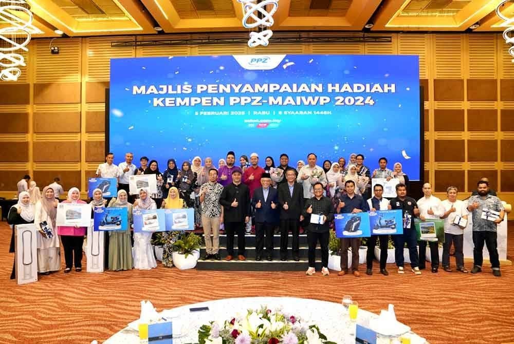 PPZ-MAIWP menyampaikan hadiah kepada pembayar zakat dan wakaf bertuah sempena Majlis Penyampaian Hadiah Kempen PPZ-MAIWP 2024 di Pusat Dagangan Dunia (WTC), Kuala Lumpur.