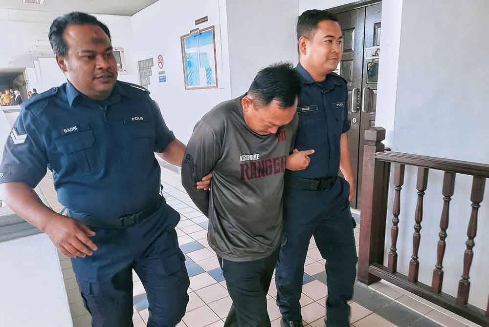 Steve Jeff (tengah) ketuka dibawa keluar dari Mahkamah Sesyen Melaka pada Khamis.