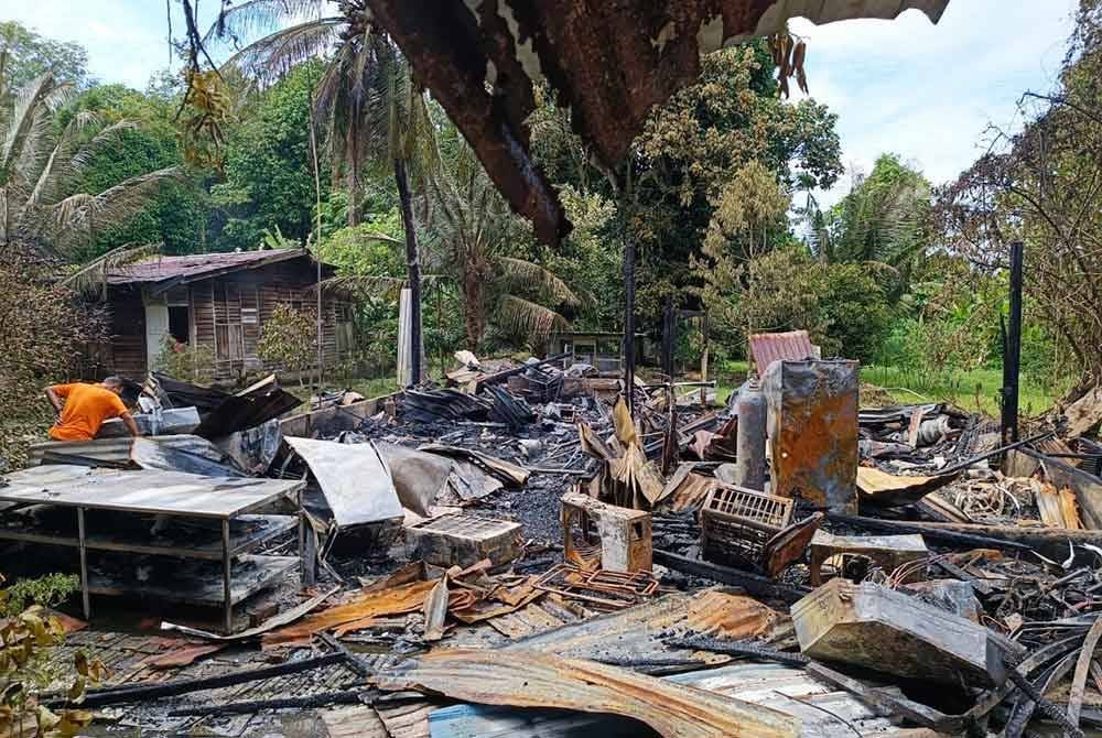 Keadaan rumah pusaka yang didiami Azhar sekeluarga musnah dalam kebakaran.