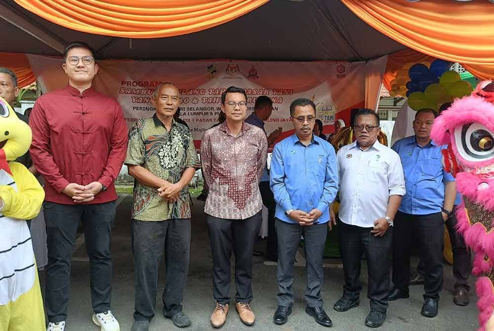 Abdul Rashid (tiga dari kanan) dan Chen Chung (tiga dari kiri) ditemui ketika program Sambutan Ulang Tahun Pasar Tani Ke-40 dan Tahun Baru Cina di pasar tani Seksyen 17 di sini, pada Khamis.