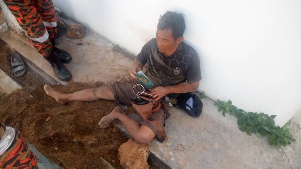 Seorang buruh binaan warga Indonesia yang tertimbus tanah ketika melakukan kerja-kerja mengali lubang di kumbahan tangki di sebuah kedai makan berjaya diselamatkan. Foto ihsan bomba