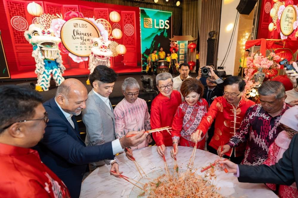 Sultan Pahang dan Tengku Mahkota Pahang berkenan berangkat menyertai Lou Sang, tradisi masyarakat Cina Malaysia, di Majlis Santapan Tengahari LBS 2025 yang berlangsung di sebuah hotel di Kuala Lumpur.
