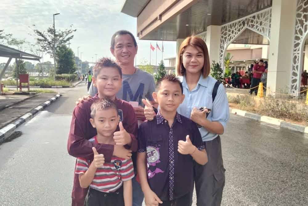 Tan Bee Kam (kanan) bersama suaminya, Tan Wee Lee menemani tiga anak mereka pada Program Khatan Hospital Tanah Merah 2025.