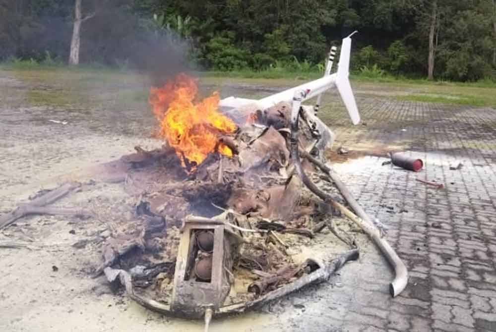 Kesan kebakaran pada sebuah helikopter yang terhempas dalam kejadian di Batu 9, Jalan Lama Bentong-Kuala Lumpur, Bentong pada Khamis.