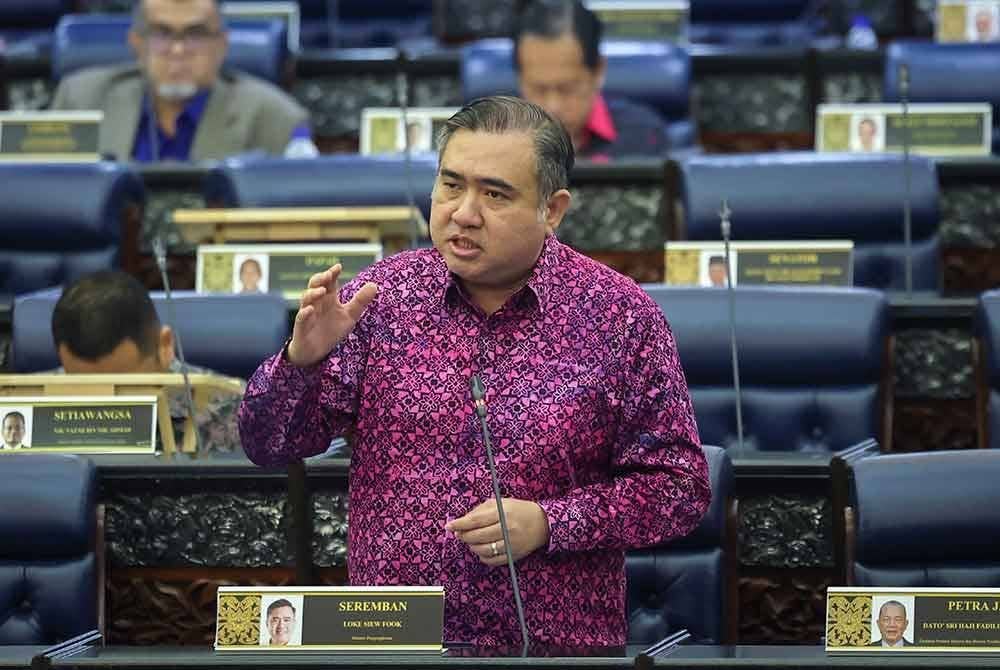 Anthony Loke pada sesi jawab lisan ketika Mesyuarat Pertama Penggal Keempat Parlimen ke-15 di Dewan Rakyat, pada Khamis. Foto Bernama