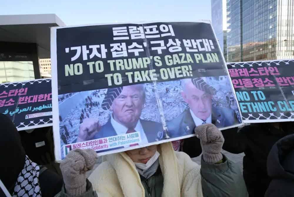 Penunjuk perasaan mengadakan bantahan terhadap idea gila Trump di luar Kedutaan AS di Seoul pada Rabu.