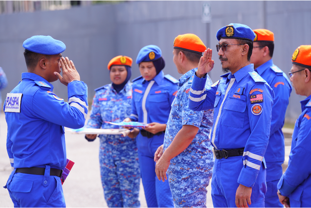 Aminurrahim (kanan) memberi tabik hormat kepada petugas PASPA pada majlis penutup Latihan Tahunan PASPA: Individual Physical Test and Endurence
Training 2025 di Ibu Pejabat APM di Kajang, Selangor pada Khamis. FOTO: SINAR HARIAN/HALIM ABDUL WAHID.