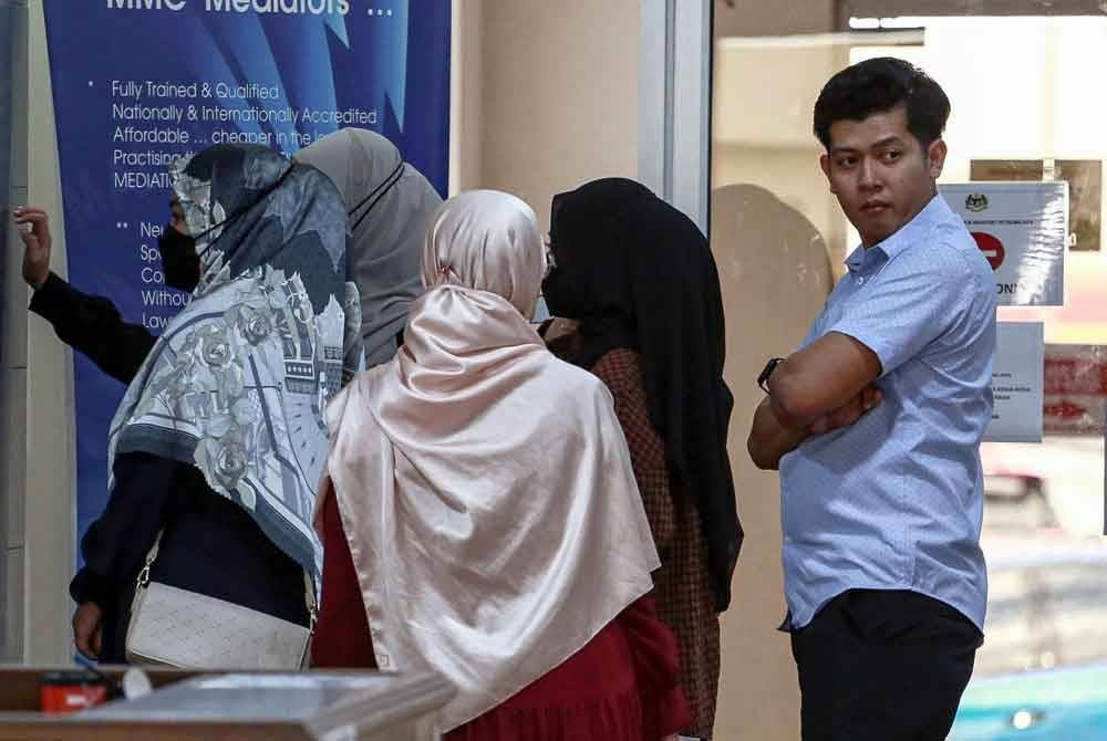 Zaim Ikhwan Zahari (kanan) bersama isterinya Ismanira Abdul Manaf (kiri) hadir pada hari keempat bagi sambung bicara di Mahkamah Sesyen pada Khamis. Foto Bernama.