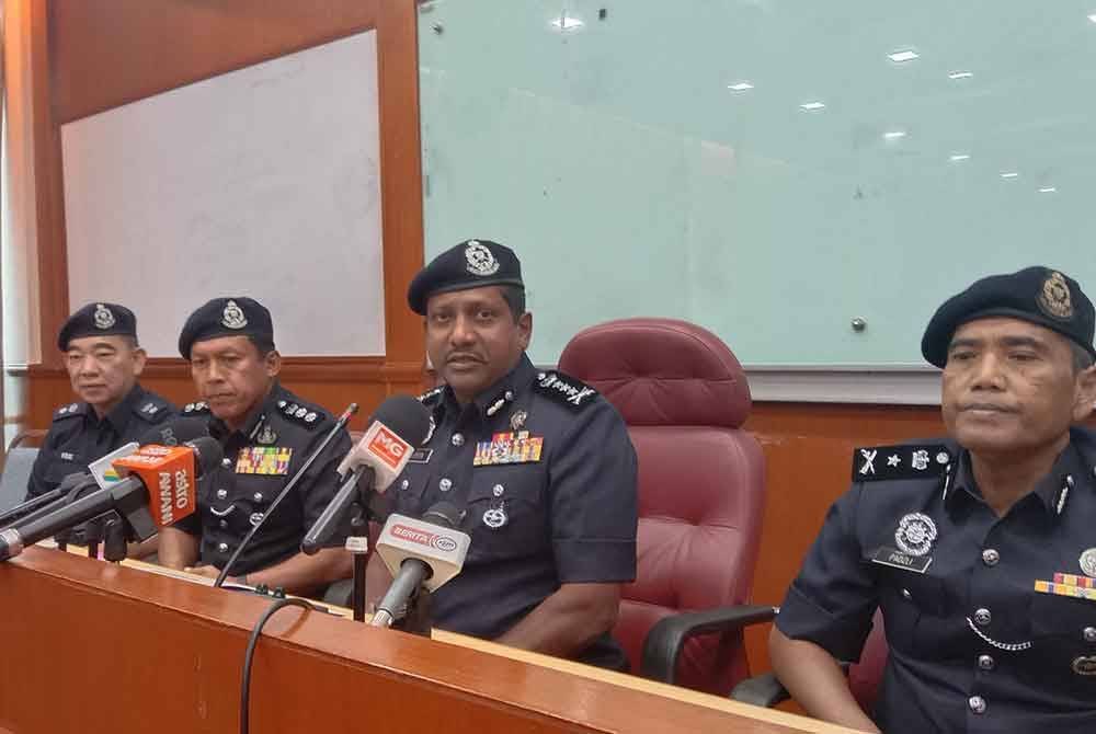 Hussein (dua dari kanan) ketika sidang akhbar sempena Ops Palu sempena Thaipusam di Batu Cave pada Khamis.