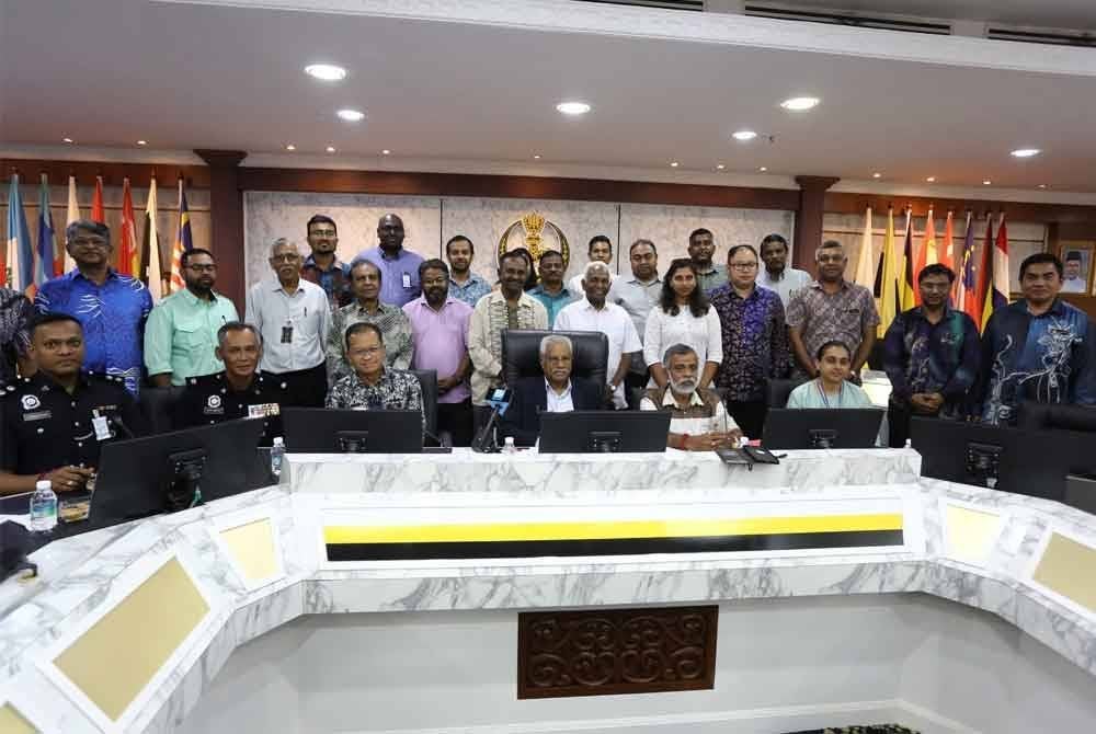 Sivanesan (duduk, tengah) selepas mempengerusikan Mesyuarat Penyelarasan Sambutan Thaipusam 2025 peringkat negeri Perak pada Khamis.