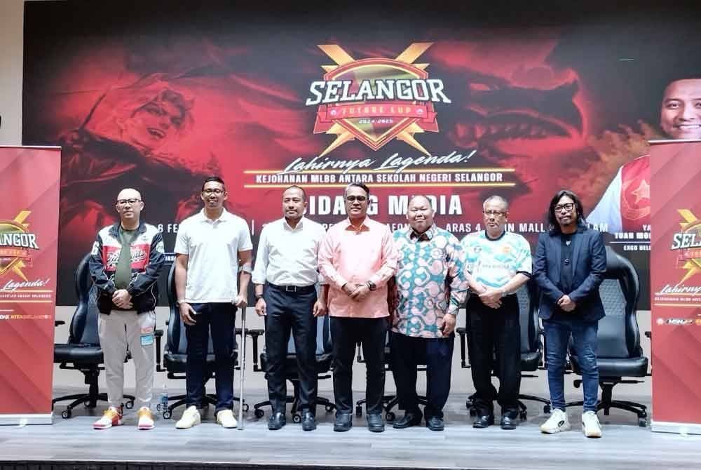 Mohd Najwan (tiga, kiri) dan tetamu selepas pelancaran Kejuaraan Selangor Future Cup 2025.