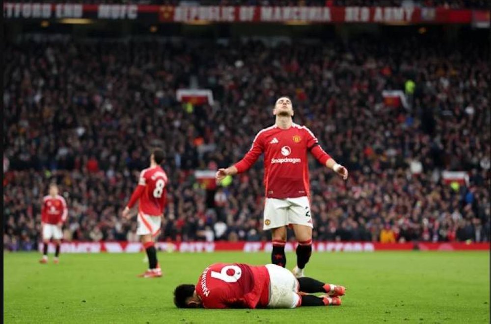 Martinez mengalami kecederaan ketika United melayan kunjungan Palace dalam aksi liga di Old Trafford. Foto Agensi