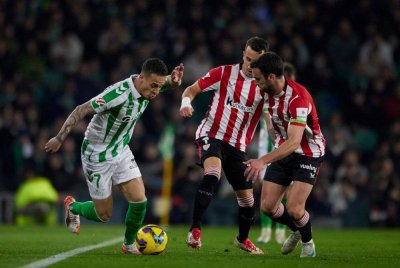 Antony (kiri) membuat debut cemerlang bersama Real Betis pada Isnin lalu. Foto Agensi