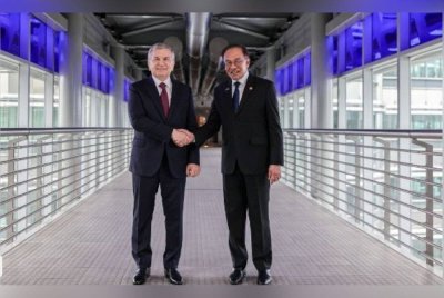 Anwar (kanan) bersama Uzbekistan Shavkat Mirziyoyev melakukan lawatan di Jambatan Menara Berkembar Petronas, hari ini bersempena lawatan negara Presiden Uzbekistan ke Malaysia. Foto Bernama