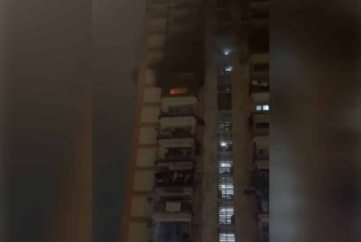 Keadaan kebakaran di sebuah rumah di Perumahan Awam Sri Terengganu, di Kuala Lumpur, pada Khamis.