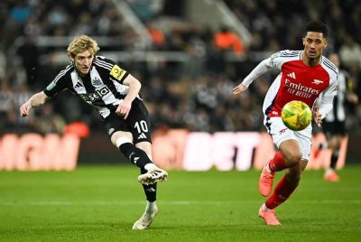 Anthony Gordon (kiri) melengkapkan kemenangan 2-0 Newcastle ke atas Arsenal di separuh akhir kedua Piala Liga Inggeris. Foto: Agensi