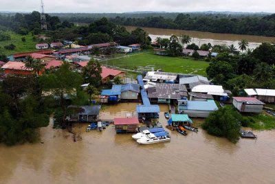 Keadaan Kampung Abai di Sungai Kinabatangan yang terjejas akibat limpahan air sungai ketika tinjauan pada Rabu. Foto Bernama