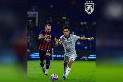 Penyerang JDT, Jese Rodriguez cuba melepasi kawalan pemain PDRM FC, Muhammad Fakhrul Azim Mohd Zulphatah pada perlawanan berkenaan. - FOTO Johor Southern Tigers