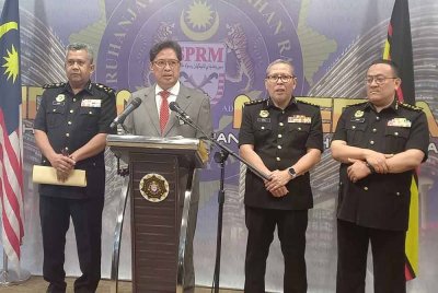 Azam (tiga dari kanan) pada sidang akhbar sempena membentangkan pencapaian tahun 2024 sektor pencegahan dan pengurusan SPRM di Ibu pejabat SPRM, Putrajaya.