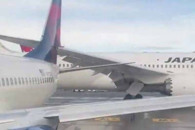 Dua pesawat penumpang berlanggar di atas landasan di Lapangan Terbang Antarabangsa Seattle-Tacoma pada Rabu. Foto Agensi