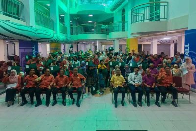 111 pelajar anak-anak warga kerja PKNK terima Sumbangan Wakalah Zakat Menerusi Program Back To School PKNK di Ukirmall, Alor Setar pada petang Rabu.