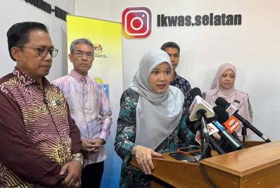 Fadhlina pada program INTAN Minister's Conversation (IMC) di Institut Tadbiran Awam Negara (INTAN) Wilayah Selatan di Kluang, pada Khamis.