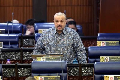 Amir Hamzah pada sesi waktu pertanyaan menteri ketika Mesyuarat Pertama Penggal Keempat Parlimen ke-15 di Dewan Rakyat pada Khamis. Foto Bernama
