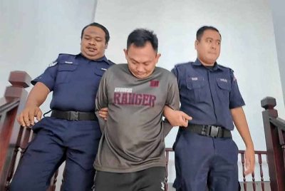 Steve Jeff (tengah) didakwa atas dua pertuduhan melakukan amang seksual fizikal terhadap kanak-kanak perempuan berusia lapan tahun di Mahkamah Sesyen Melaka pada Khamis.