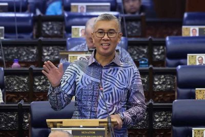 Tengku Zafrul pada sesi waktu pertanyaan menteri ketika Mesyuarat Pertama Penggal Keempat Parlimen ke-15 di Dewan Rakyat pada Khamis. Foto Bernama