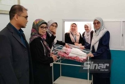 Sabariah (kanan) meninjau pusat perlindungan bayi yang dilancarkan kembali di Hospital Pakar KPJ Pahang di sini pada Khamis. FOTO SINAR HARIAN