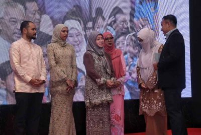 Tunku Azizah bertanya sesuatu kepada Sabrina dan suaminya, Mohd Fikry Amri ketika penyampaian surat tawaran tajaan rawatan IVF TAFF di Dewan Perdana, Hotel Grand Darul Makmur, pada Khamis. Foto Jabatan Penerangan Pahang