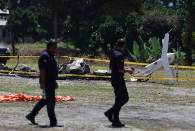 Seorang jurutera yang juga warga Indonesia maut selepas sebuah helikopter jenis Bell 206 L4 terbakar ketika mendarat untuk mengisi minyak di Bentong, Pahang pada Khamis. Foto Bernama