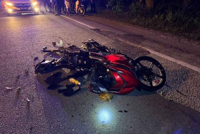 Sebuah motosikal remuk dalam kemalangan di KM 4.3 Jalan Jeli-Dabong pada Rabu.