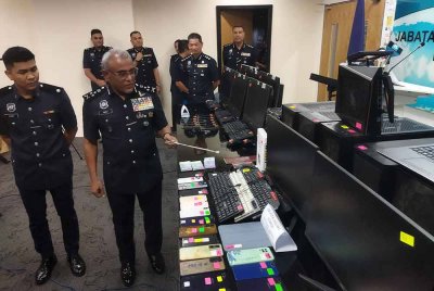 Ramli (dua kanan) melihat barangan yang dirampas.