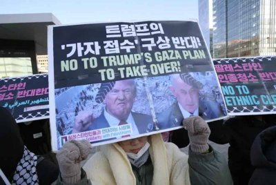 Penunjuk perasaan mengadakan bantahan terhadap idea gila Trump di luar Kedutaan AS di Seoul pada Rabu.