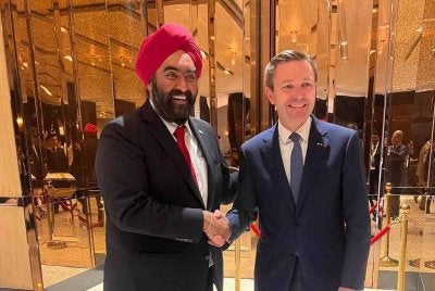 Amarjit (kiri) menerima ucapan tahniah daripada Presiden UCI dan Ahli IOC, David Lappartient selepas pemilihan di Bangkok.