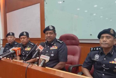 Hussein (dua dari kanan) ketika sidang akhbar sempena Ops Palu sempena Thaipusam di Batu Cave pada Khamis.