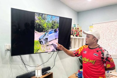 Mohd Shafiq menunjukkan antara kemalangan melibatkan rakyat Malaysia ketika bercuti di Thailand.