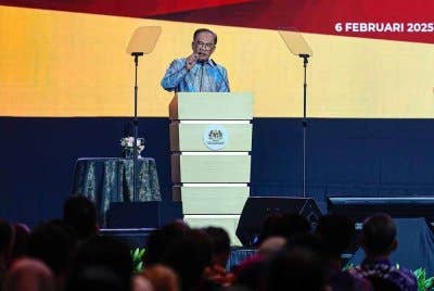 Anwar ketika berucap pada Majlis Peluncuran Pelaksanaan Pengauditan Syarikat Berkaitan Kerajaan (GLC) di Pusat Konvensyen Antarabangsa Putrajaya (PICC), pada Khamis. Foto Bernama