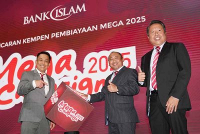 Mizan (dua dari kanan), Anuar Amin (kiri) dan Ketua Jabatan Sokongan, Pengedaran Perbankan Runcit Bank Islam Malaysia Berhad, Zulkipli (kanan) melancarkan Kempen Pembiayaan Mega 2025 yang diadakan pada Khamis.