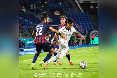 Pemain tengah PDRM, Mohamad Fakhrullah Mohamad Yusoff cuba melepasi kawalan Corbin-Ong dalam aksi Liga Super di Iskandar Puteri. Foto PDRM Football Club