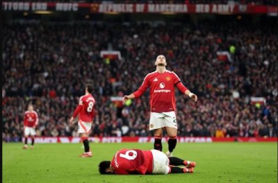 Martinez mengalami kecederaan ketika United melayan kunjungan Palace dalam aksi liga di Old Trafford. Foto Agensi