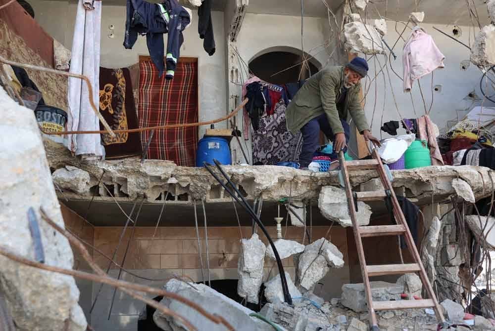 Rumah separa musnah menjadi tempat berlindung buat sebahagian penduduk Palestin.