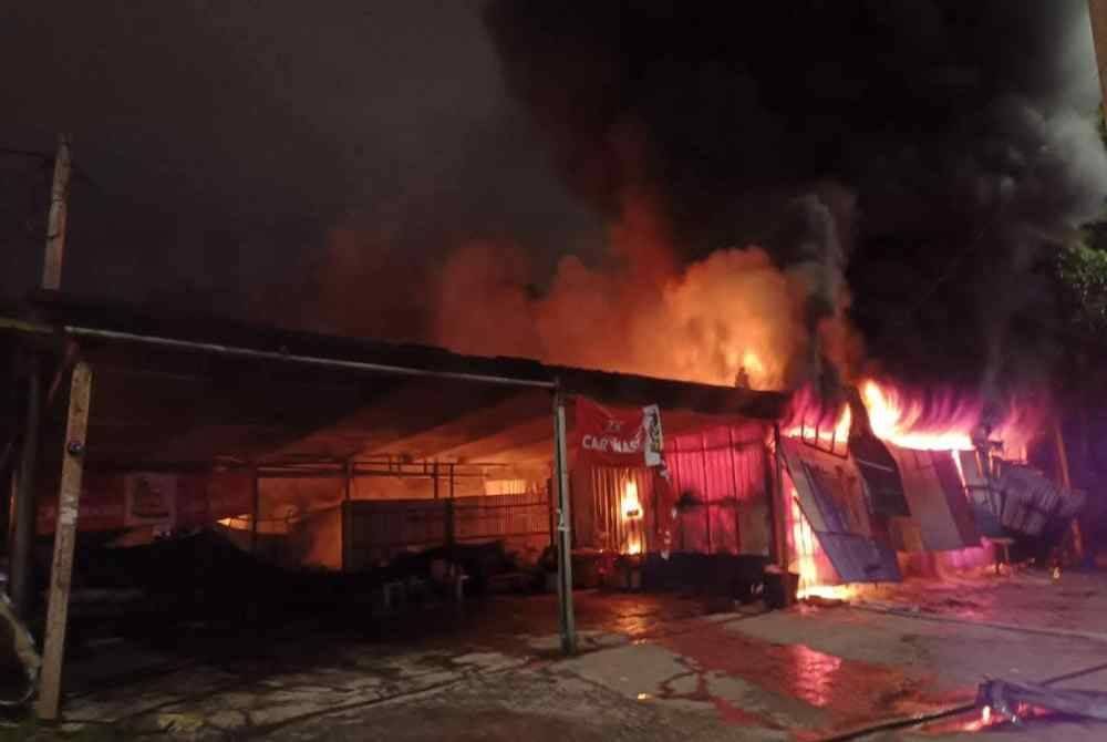 Deretan kedai di Bandar Baru Sentul, Kuala Lumpur terbakar pada Rabu.