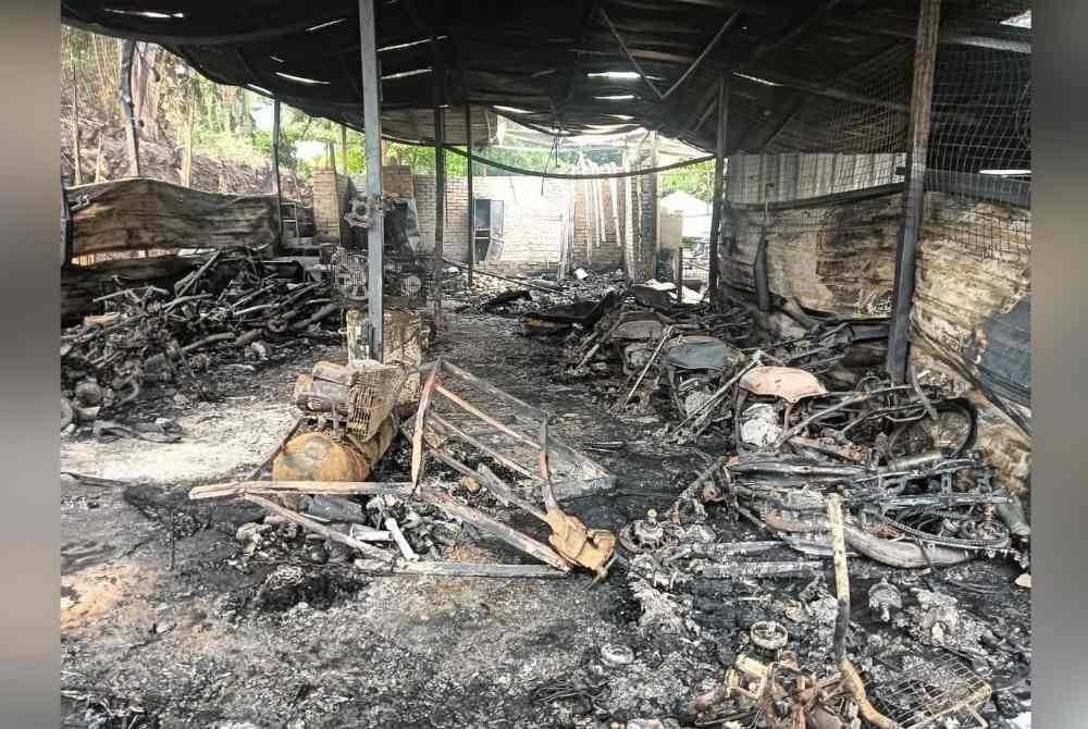 Rangka motosikal Yamaha RX-Z yang terbakar dalam kejadian di Sentul, pada Rabu.