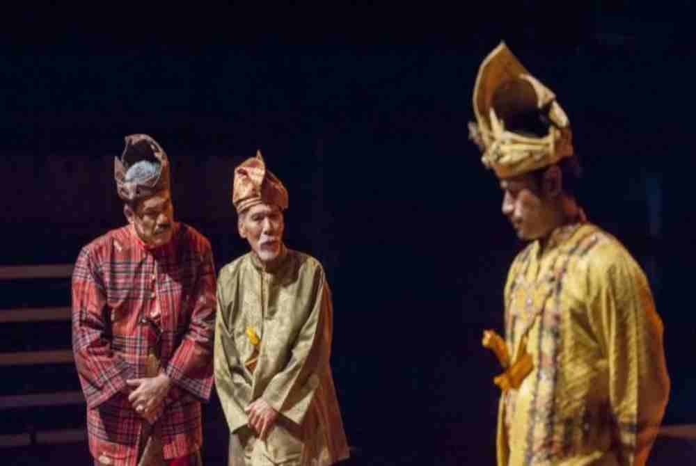 Allahyarham turut berlakon dalam pentas teater.