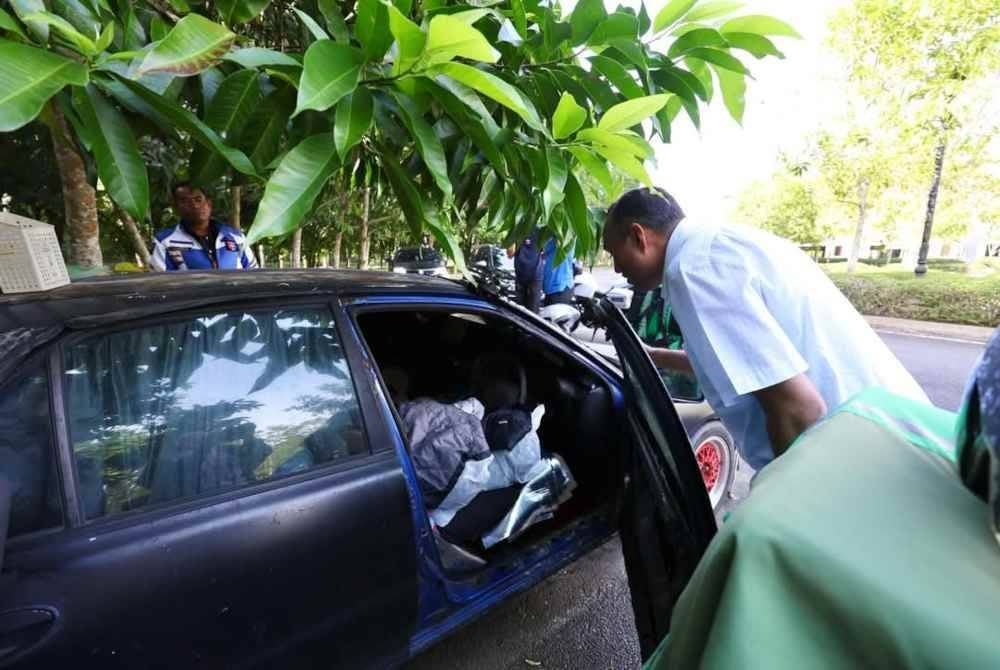 Pasangan suami isteri yang tinggal di dalam kereta dan berpindah randah selama dua bulan mendapat perhatian Mohd Jafni (kanan).- Foto FB Mohd Jafni