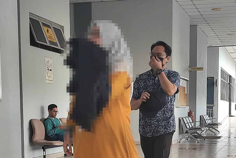 Mohd Kharulnizam berdepan tuduhan melakukan amang seksual fizikal terhadap anak muridnya dan menyimpan 180 gambar serta video penganiayaan kanak-kanak, dua tahun lalu.