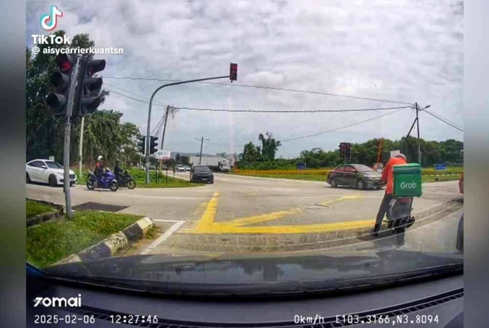 Tangkap layar rakaman kamera papan pemuka berdurasi 38 saat yang memaparkan kejadian MPV melanggar kenderaan di persimpangan empat lampu isyarat Bukit Setongkol,Kuantan pada Khamis.